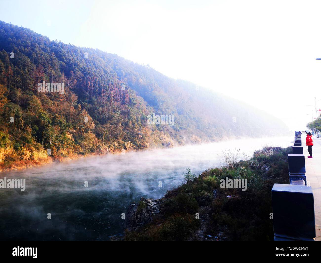 JINPING, CINA - 24 DICEMBRE 2023 - i turisti godono del nebbioso fiume Qingshui nella contea di Jinping, provincia di Guizhou, Cina il 24 dicembre 2023, Foto Stock