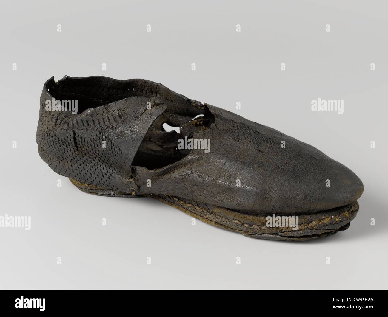 Scarpa sinistra taglia 35, anonimo, c. 1590 scarpa sinistra, taglia 35, busta cucita con chiusura per pneumatici e decorata con semi verticali e fori diagonali. Gli pneumatici di un quarto d'ora si trovano sotto la lamiera di copertura con la suola chiusa. La tomaia in pelle e la fodera del tallone sono realizzate secondo la teoria delle capre e la busta in pelle di vitello. I fori Veter sono in modo non prodetta con filati ombo. Uno strato di sughero di 10 mm di spessore è stato posto tra la suola e la suola del bovino tra l'avampiede e un ripieno di legno non funzionante sotto la sezione del tallone. pelle di capra. vitello (pelle). Taglio/cucito del sughero (corteccia) No Foto Stock