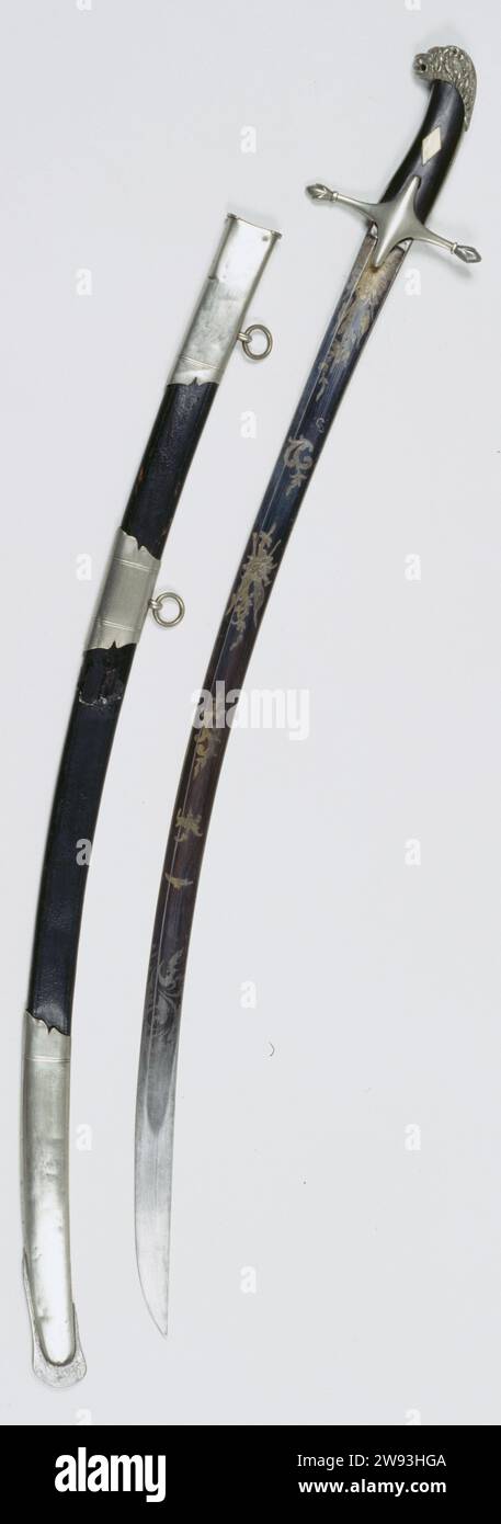 Sabel con fodero del Friesche Schutterij, H. de Heus e Son., c. 1830 - c. 1832 Sabel con spade di legno nero con testa di leone. De Kling è rosolato con ornamenti dorati, su un lato l'iscrizione: H D H&Z, sull'altro lato: A Amsterdam. Con fodero in pelle nera e pastella in argento Berlino. Venendo da J.G. van Wageningen, nel 1830-1832 Comandante maggiore 1st Battaljon 1st Department of Mobile Friesche Schutterij. ferro (metallo). legno (materiale vegetale). Argento tedesco. Pelle dorata Friesland Foto Stock