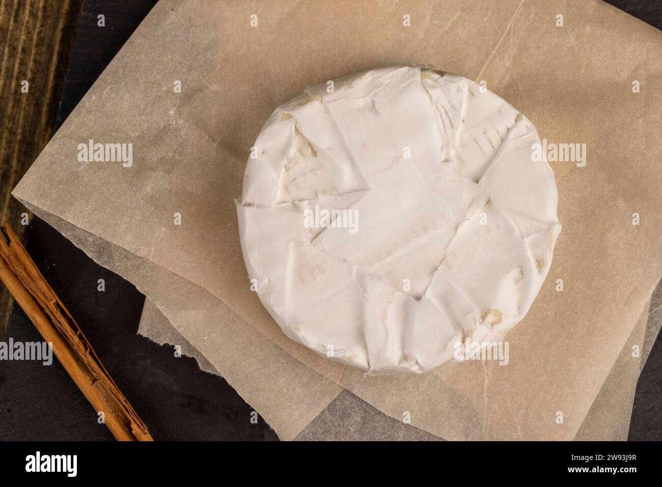 formaggio rotondo bianco con muffa sul tavolo, formaggio fresco morbido con muffa bianca nobile che si può mangiare Foto Stock