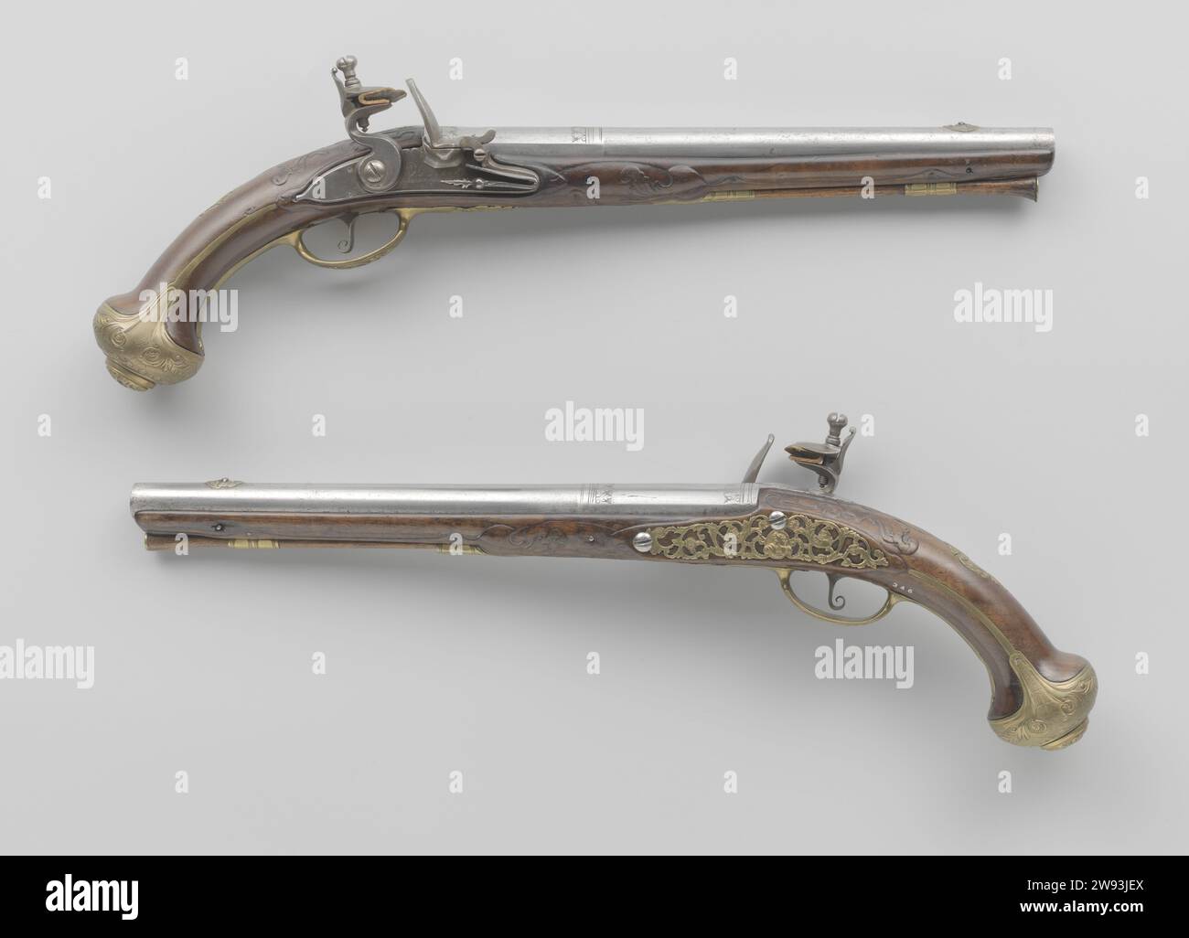 Flint gun, Hendrik Sleur, 1740 - 1750 pistola Flintlock parte di una coppia. Il lucchetto è inavvertitamente tranne che per una firma; l'interno della piastrina di bloccaggio è contrassegnato sotto un cuore. La canna è dotata di due pneumatici con anelli e qui e là incisi con lode; Achtervizier in una foglia di acanto in rilievo sulla coda dell'anello, una maschera d'argento in rilievo come pellet di vista; stampato sul fondo con l'arma di Amsterdam e un cuore coronato. Il matraccio è facilmente tagliabile con, tra le altre cose, lode. La pastella dorata in ottone con decorazione a rilievo con frange, tranne le due octag Foto Stock