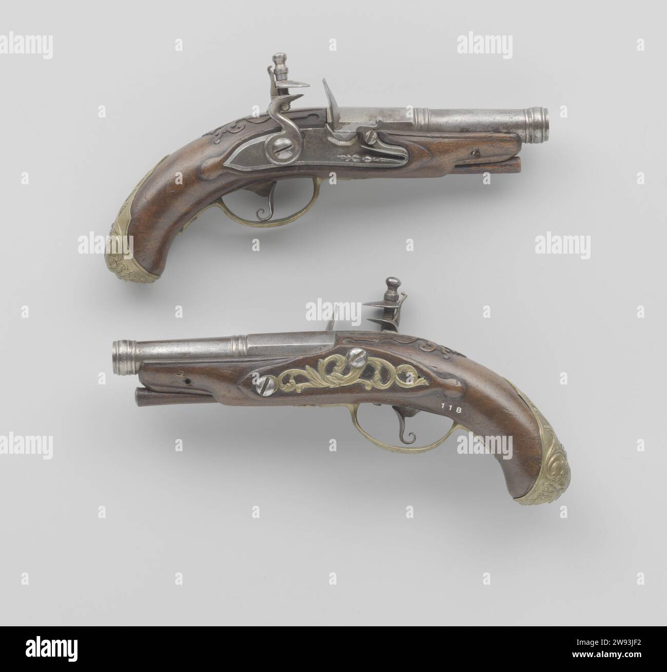 Pistola tascabile Flint, Godefroi Corbeau (i), 1730 - 1740 pistola flintlock parte di una coppia. La targa finale non è trattata, tranne che per una firma. L'anello è dotato di due pneumatici con anelli, uno dei quali è intorno alla benna; disegnato con 13 scanalature. Il pallone è tagliato semplicemente con arabesk, tra le altre cose; il manico è curvo. La pastella dorata in precedenza con decorazione a rilievo è costituita da una staffa per trattore con sopra un turkskop, una piastra a vite lavorata ajour di viti a foglia con drago, e una cappa con ricci simmetrici intorno a una maschera grottesca; nessun adesivo di carico; il petto del dr Foto Stock