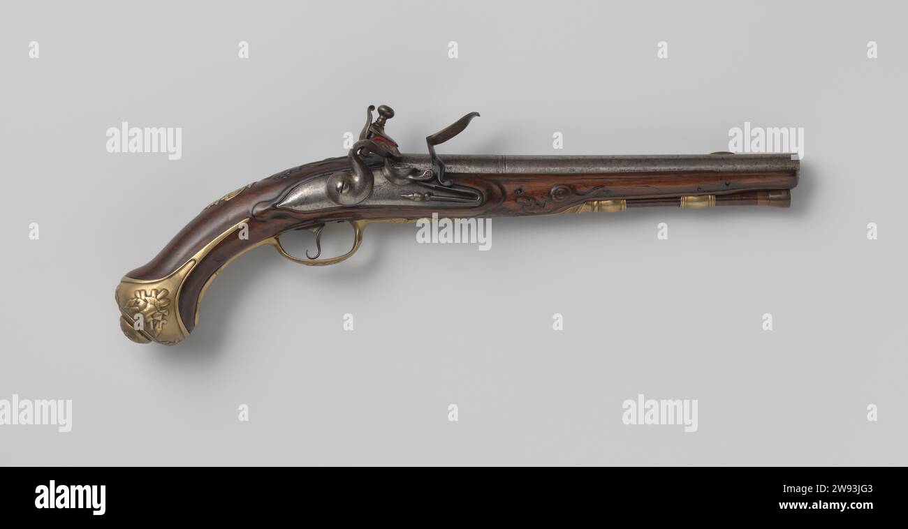 Flint gun, Johan le forme, c. 1760 pistola flintlock la serratura è inavvertitamente tranne che per una firma. L'anello è dotato di due pneumatici con anelli, anteriori più stretti rispetto a quelli posteriori, che producono grana dell'aletta parasole; stampigliati sul fondo con un marchio che non può essere decifrato. La fiasca è tagliata con, tra le altre cose, ricci e maschere; sulla facciata è possibile trovare mezzo tubo/mezzo uccello su entrambi i lati. La pastella dorata in precedenza, con decorazioni in rilievo dopo la rana, include una piastra triangolare a vite con maschera fiancheggiata da classici trofei di guerra, una piastra a pollice coronata con un classico trofeo di guerra contro un gra Foto Stock