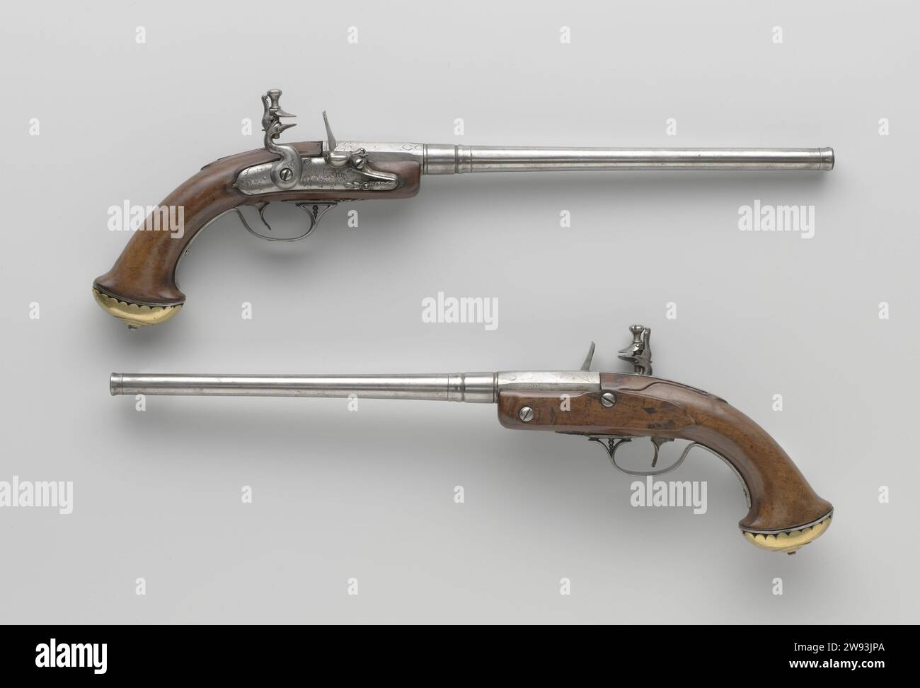 Rearing Flint gun, Jean Louroux, c. 1665 Flintlock pistol Flint gun o cavalryist; parte di una coppia. Il lucchetto è cesellato e inciso con lode e un uccello e porta una firma. La canna può essere parzialmente avvitata ed è incisa con lode e l'iscrizione Maestricht e contrassegnata con le lettere CMLi; il tromp ha la forma di un tulipano come un cannone e ha un collare. La batteria della cappa per fiasche è realizzata in rame dorato, il resto del ferro, ed è composta da una staffa per trattore a forcella con tre pulsanti in ferro e una superficie ovale con una testa smussata sulla staffa del trattore e un cofano pompa Foto Stock