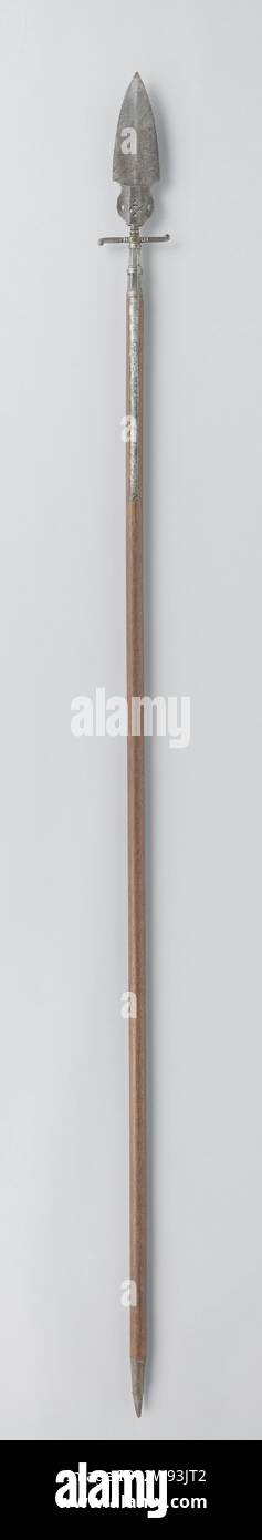 Sponton con arma stadholder incisa (Willem IV o V), Anonimo, 1747 - 1795 l'albero tondo è fatto di rovere. La testa è fatta di ferro e ha una base lavorata ajour con una croce di andries fiancheggiata da mezze lune; la lama a due bordi è incisa su entrambi i lati con un'arma di stadholder del principe Guglielmo IV o V in cima a un trofeo marziale con bandiere, strumenti musicali militari e inserimenti; De Banderol sotto indossa il motto del Prinsen d'Orange da Willem de Zwijger: IE Maintiendrai. La scarpa è fatta di ferro. Quercia olandese (legno). incisione in ferro (metallo) Foto Stock