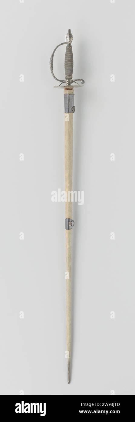 Degen con Silver Este e Schede, Johannes Roelvink, 1783 - 1790 spada Sierdegen. Hilt argentato con decorazioni sfaccettate; la lastra di battuta ha un bordo con un motivo a zigzag inciso; la staffa a pugno è impressa con il coro cittadino di Amsterdam e il marchio dell'argentiere SDM; il manico in legno è avvolto con filettatura in argento ritorto di diverso spessore e con anelli di presa intrecciati sulla parte superiore e inferiore. La lama ha una sezione trasversale cava-triangolare ed è incisa con viti a foglia e fiori e sul lato cuscinetto con un pannello con l'indirizzo della lama. La guaina in pelle è coperta wi Foto Stock