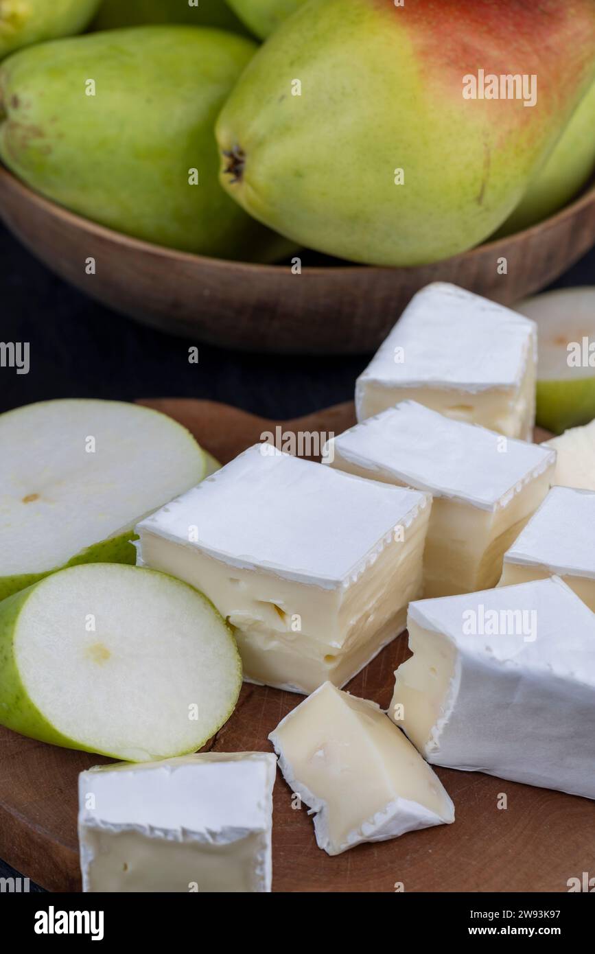 formaggio cremoso morbido con muffa bianca e formaggio fuso ammuffito Foto Stock