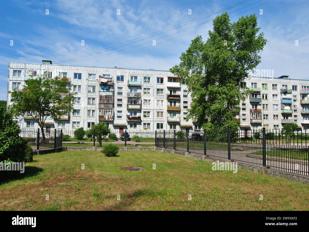 Edificio di appartamenti Khrushchevka a Liepaja, Lettonia Foto Stock
