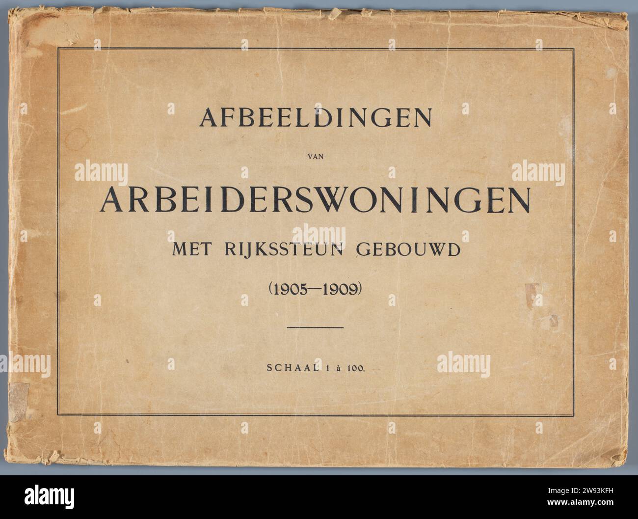 Case dei lavoratori con il sostegno del governo costruito, 1909 - 1924 libro Oblong libro con 69 riviste con immagini delle mappe delle case dei lavoratori costruite tra il 1905-1909 con il sostegno del governo in tutti i Paesi Bassi. I disegni sono in scala 1: 100. Nessun messaggio. L'interno è costituito da fogli separati, fissati al coperchio con tre penne in rame diviso. Carta dei Paesi Bassi. inchiostro. Splitpennen: Stampa in rame (metallo) Paesi Bassi Foto Stock