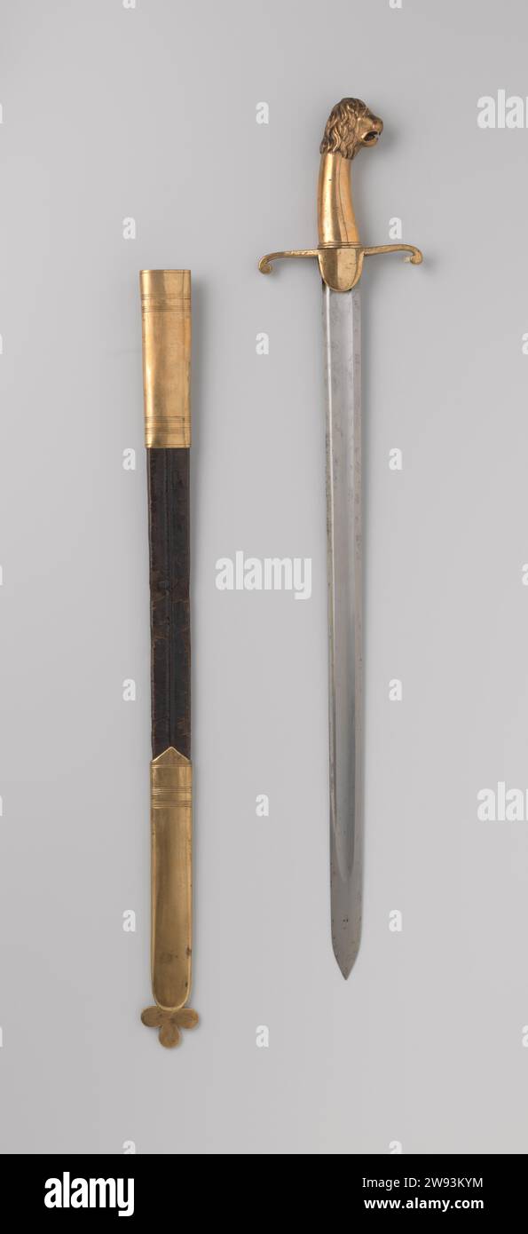 Sabel di Tamboer Major., c. 1800 - c. 1899 Saber Sabel di Tamboer Major con fodero in pelle. L'elica della sciabola è realizzata in un unico pezzo e completamente in ottone. Il cappuccio è una testa di leone ricurva sull'impugnatura scivolosa. L'asta del disco è arricciata su entrambi i lati con i pulsanti del disco. Nel bel mezzo del Pareestang, un cuore da portinaio doval. La lama è dritta con un ampio canale sanguigno. De Schede è realizzato in pelle con pastella in ottone. Un pulsante di sospensione a forma di scudo sulla fascetta della bocca. La piastra di traino ha la forma di una foglia di trifoglio incisa con decorazione della linea. Paesi Bassi (po Foto Stock