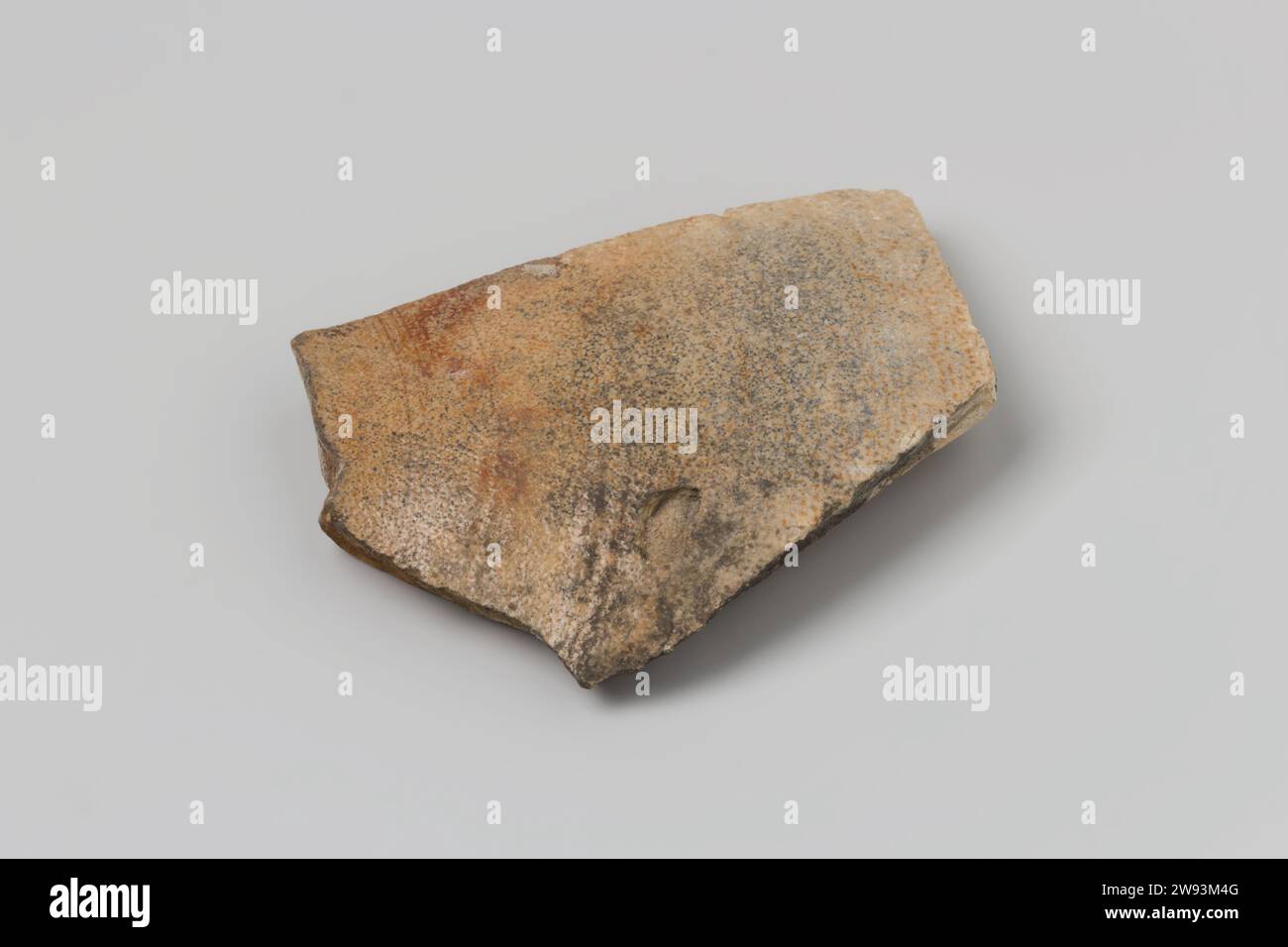 Affilato di caraffa proveniente da Vliegend Hart delle Indie Orientali, 1700 - 1735 gres, frammento leggermente ricurvo con smalto grigio marrone. gres. glassa Foto Stock