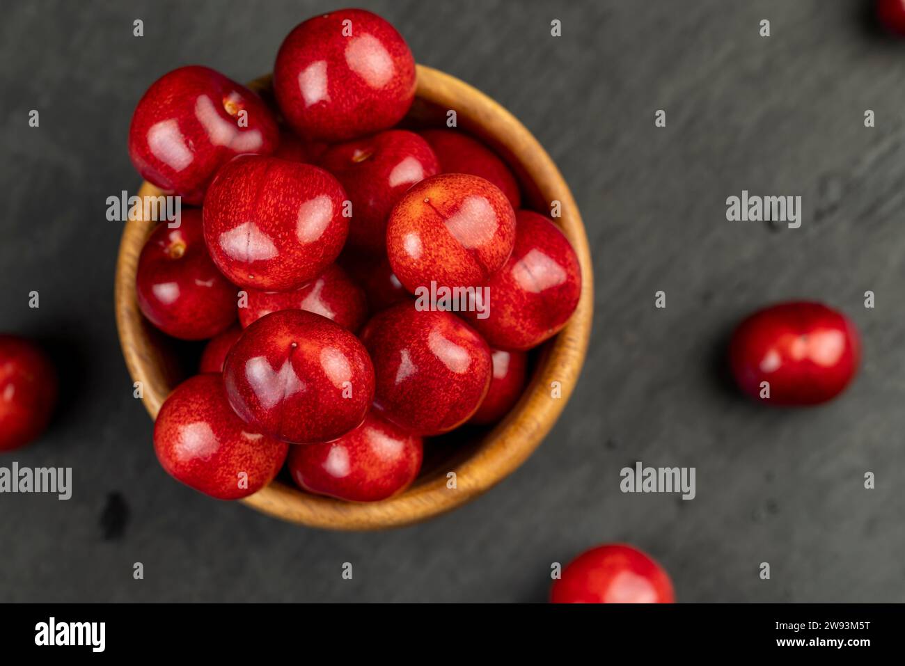 deliziose ciliegie dolci su tavola di ardesia, deliziose ciliegie raccolte e pure con box Foto Stock