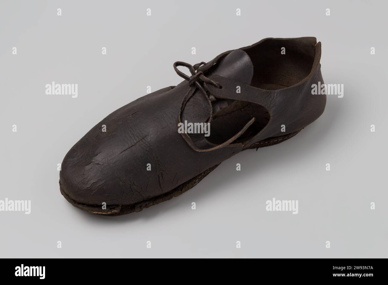 Scarpa in pelle, c. 1400 - c. 1950 scarpa in pelle con pizzi e chiodi in legno sulla parte anteriore della suola. pelle. Legno (materiale vegetale) Zeeuwsche Uytkyck Foto Stock