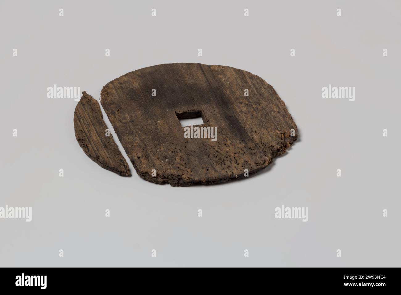 Disco per imballaggio da V.O.C. spedire De 'Witte Leeuw', prima del 1613 disco per imballaggio da V.O.C. spedire 'Witte Leeuw'. C'è un foro quadrato al centro. Il disco è diviso in due e manca di una piccola parte. Legno (materiale vegetale) Sint-Helena Foto Stock