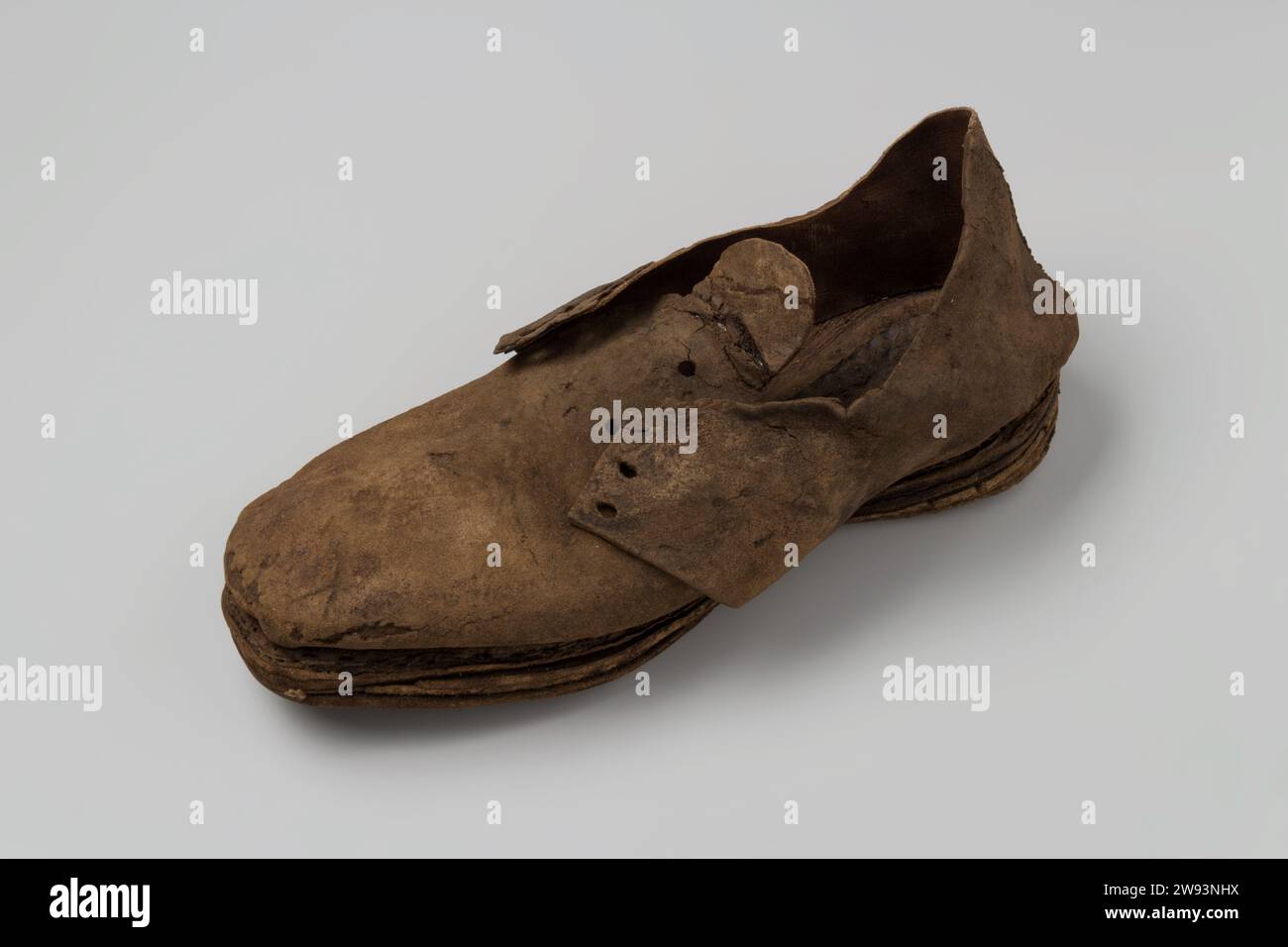 Scarpa in pelle, c. 1400 - c. 1950 scarpa in pelle, pizzo mancante. Pelle Zeeuwsche Uytkyck Foto Stock
