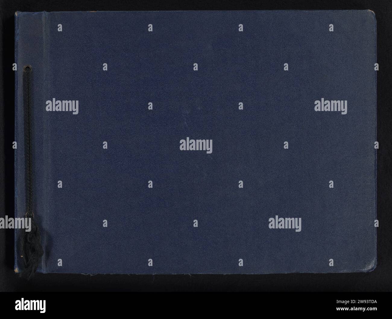 Album militare tedesco seconda guerra mondiale, 1939 - 1940 album fotografico militare tedesco con una copertina di lino blu. L'album contiene 24 fogli di cartone marrone con 144 foto, che girano carta in mezzo. Cavo attraverso la schiena. Si tratta di un album di un soldato che probabilmente era un radiotelegrafista alla Luftwaffe. Tutte le foto con didascalie. Nel 1939 e nel 1940 molte foto di addestramento militare in Germania, vari luoghi e vacanze a casa. Con 'Belgien und Holland URLA' inizia la parte sui Paesi Bassi. Il compilatore dell'album può essere fotografato con un casco olandese, anche foto di non esploso Foto Stock