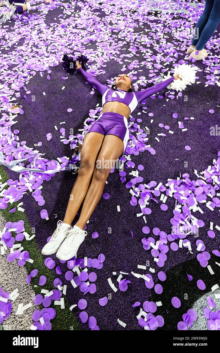 Las Vegas, Nevada, USA. 23 dicembre 2023. Una cheerleader dei Northwestern Wildcats (8) fa "confetti Angels" alla conclusione dell'SRS Distribution Las Vegas Bowl con gli Utah Utes e i Northwestern Wildcats all'Allegiant Stadium di Las Vegas, Nevada. Christopher Trim/CSM/Alamy Live News Foto Stock