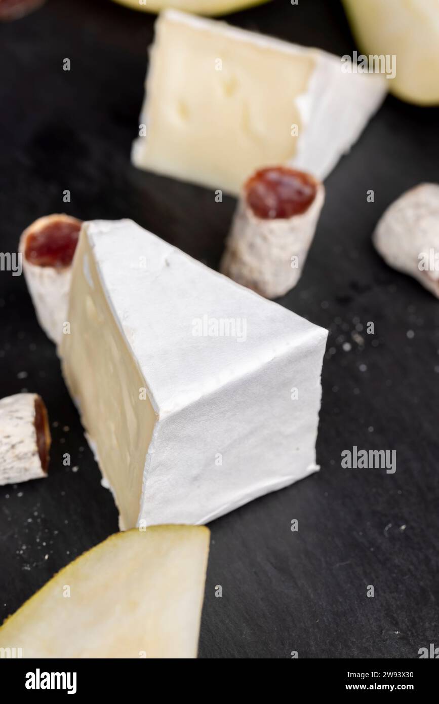 formaggio a fette con muffa bianca, delizioso formaggio a fette con muffa bianca commestibile Foto Stock