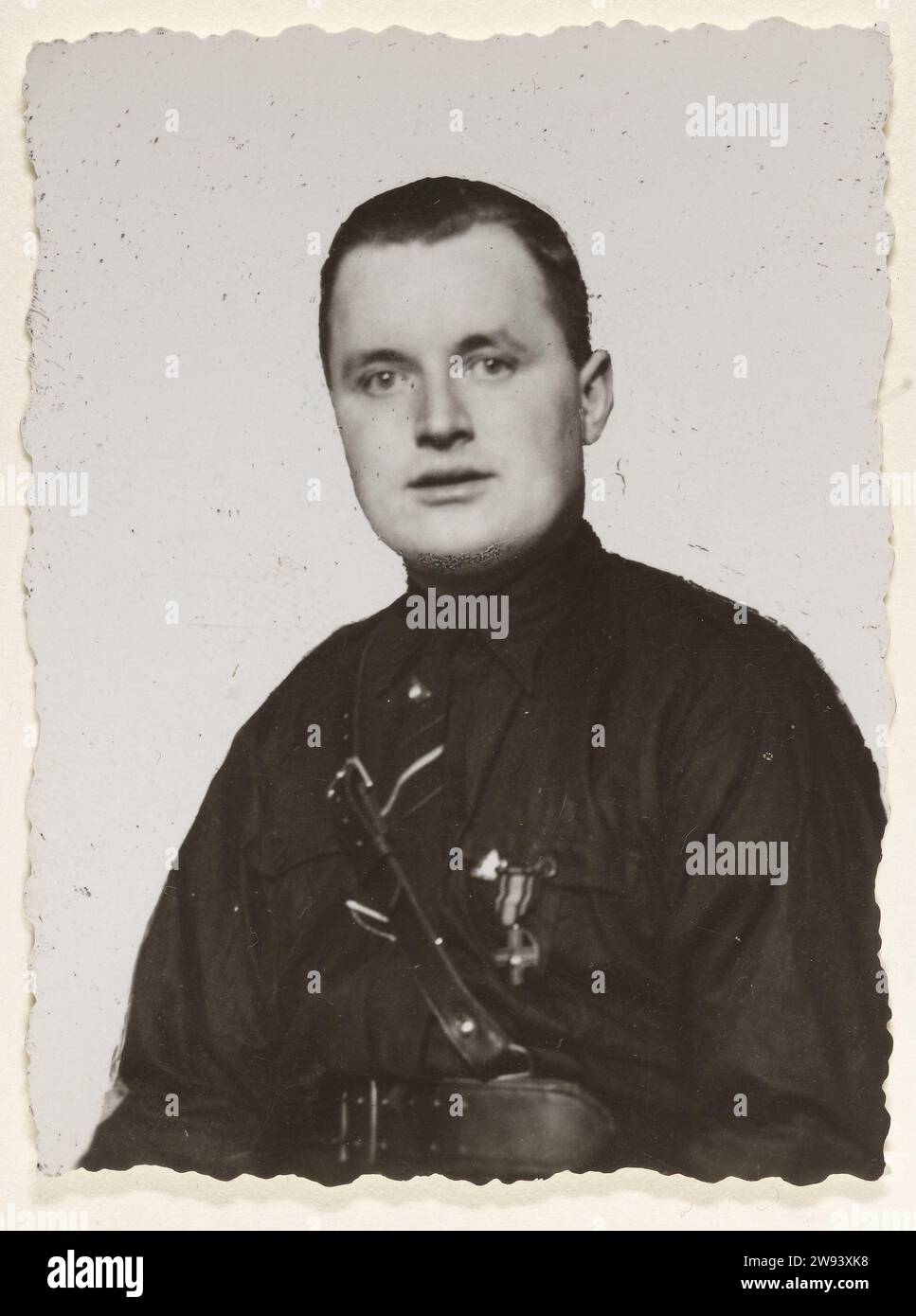 Ritratto di un membro di De Wa, 1940 - 1944 stampa di contatto Ritratto di un membro della WA. Vestito con camicia nera, cintura larga e cintura diagonalmente sul petto. A sinistra porta un premio. Scalzo. Supporto fotografico olandese persona storica anonima ritratta Paesi Bassi Foto Stock