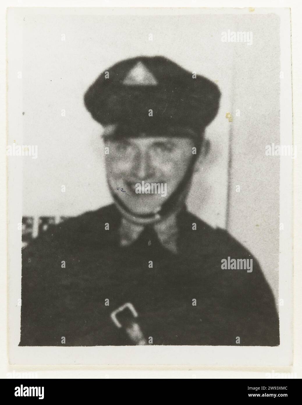 Ritratto di un membro della WA, 1940 - 1944 stampa di contatto Ritratto di un membro della wa, guarda nella fotocamera con un sorriso. Indossa uniforme nera con cintura inclinata sul petto. Berretto con sottogola e stemma. Stessa persona della NG-2007-35-157? Supporto fotografico olandese persona storica anonima ritratta Paesi Bassi Foto Stock