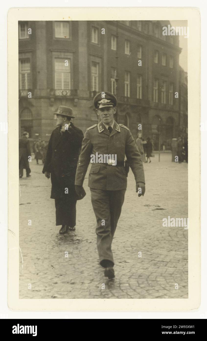 Soldato della Wehrmacht, 1941 fotografa Un soldato della Wehrmacht che attraversa la diga di Amsterdam. Appartiene alla Luftwaffe. Stesso soldato del no NG-2007-5-46 e 48. Supporto fotografico di Amsterdam stampa in argento gelatina occupazione  guerra Amsterdam. Dam Foto Stock