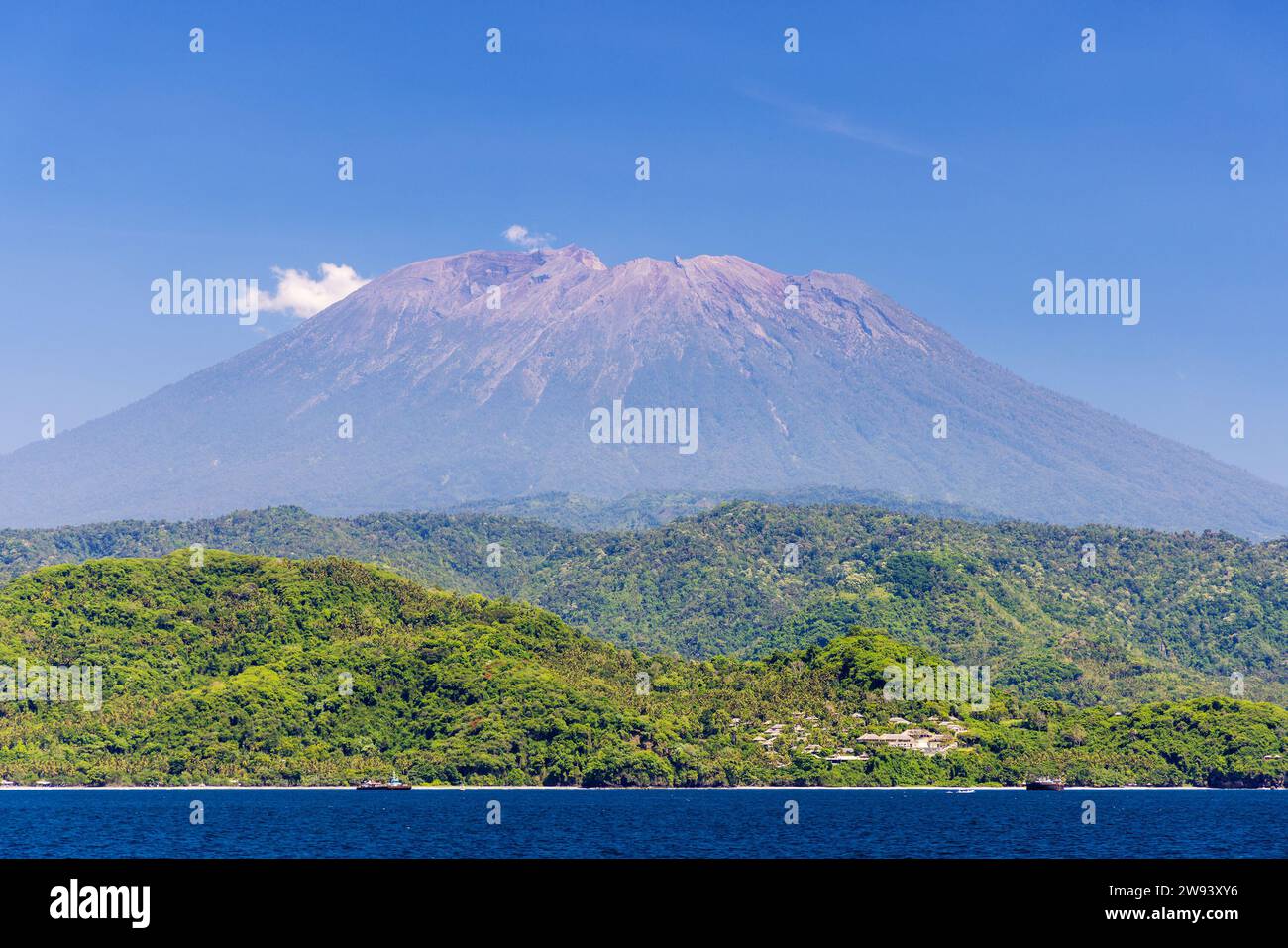 Vulcano del Monte Agung visto dalla costa di Bali, Indonesia Foto Stock