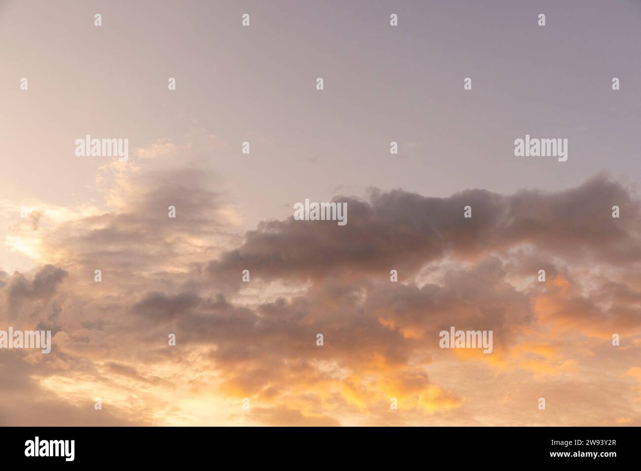 cielo giallo-arancione multicolore al tramonto, splendido cielo luminoso di sfumature gialle al tramonto Foto Stock