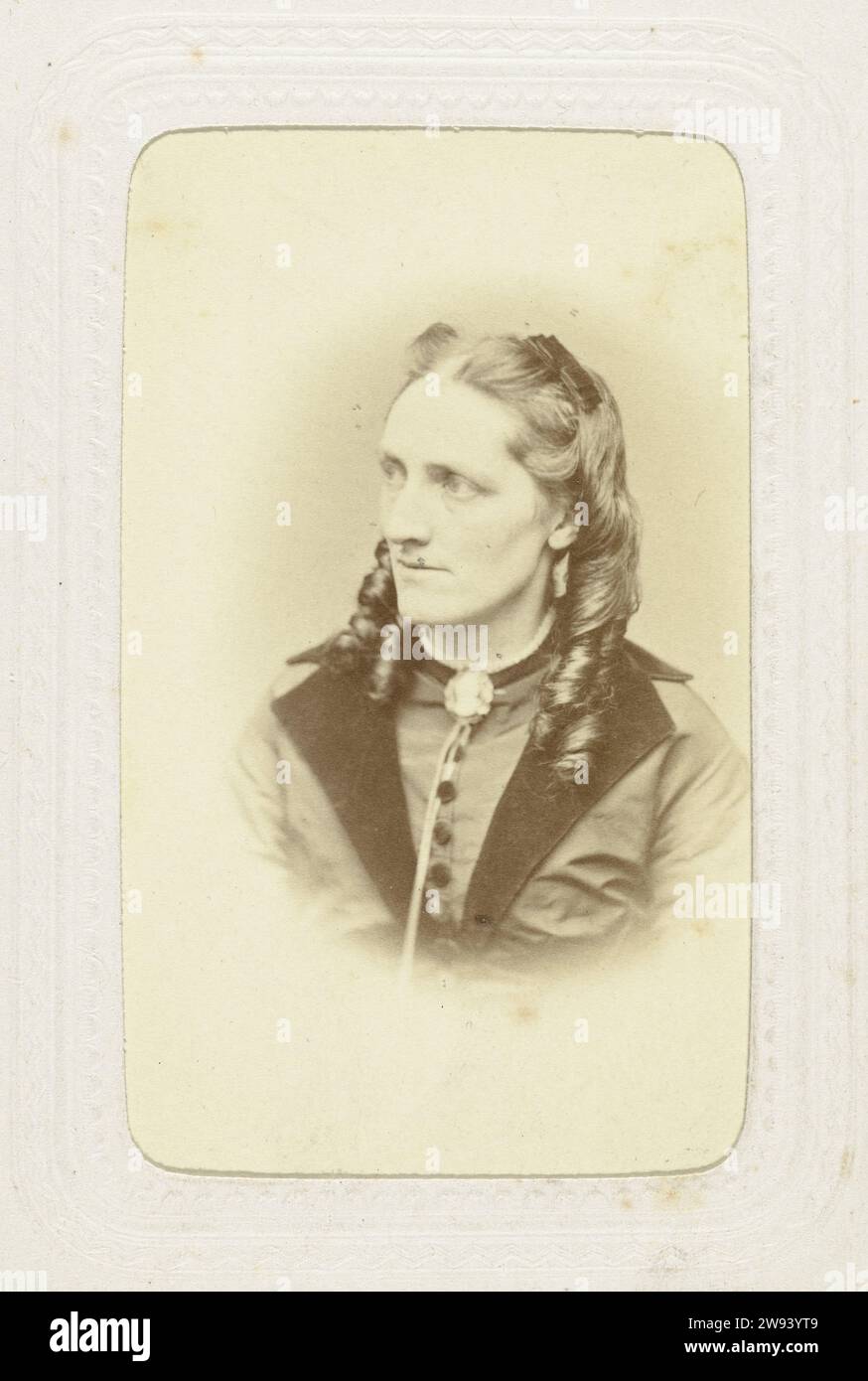 Ritratto di una donna in un abito alto chiuso con capelli lunghi con ricci a pipa, c. 1863 - c. 1870 carta visita Amsterdam paper. stampa di albumi di cartone Foto Stock