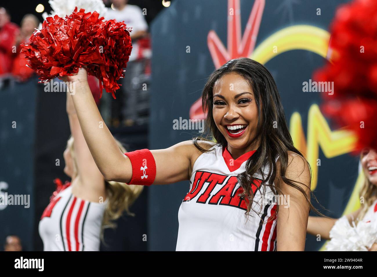 Las Vegas, Nevada, USA. 23 dicembre 2023. Una cheerleader degli Utah Utes festeggia un touchdown durante la seconda metà dell'SRS Distribution Las Vegas Bowl con gli Utah Utes e i Northwestern Wildcats all'Allegiant Stadium di Las Vegas, Nevada. Christopher Trim/CSM/Alamy Live News Foto Stock