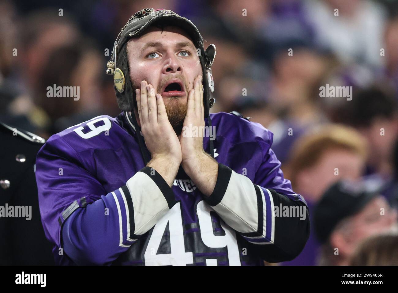 Las Vegas, Nevada, USA. 23 dicembre 2023. Un membro della banda di marcia Northwestern Wildcats reagisce a un'emoji sul tabellone segnapunti durante la seconda metà dell'SRS Distribution Las Vegas Bowl con gli Utah Utes e i Northwestern Wildcats all'Allegiant Stadium di Las Vegas, Nevada. Christopher Trim/CSM/Alamy Live News Foto Stock