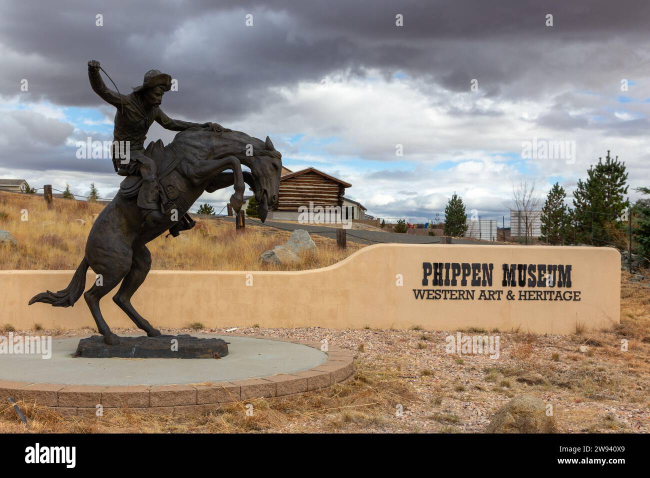 Monumento alla statua di Cowboy Horse Rider di fronte allo storico George Phippen Museum of Native American Art Tracing Western Culture, Prescott, Arizona, USA Foto Stock