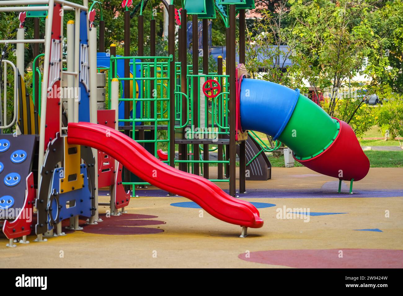 Area giochi per bambini, scivolo nel parco cittadino. Foto Stock