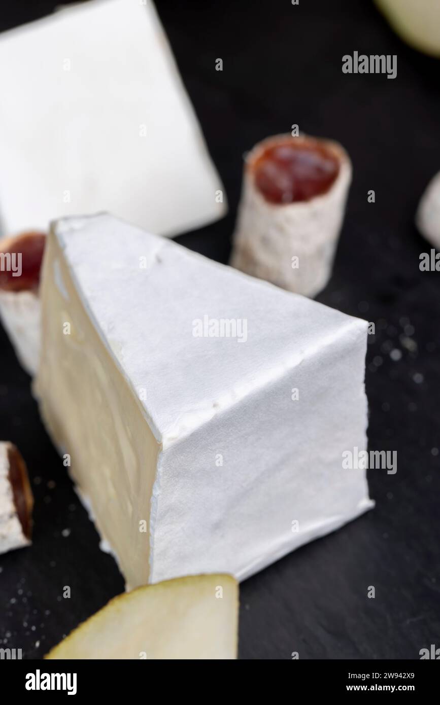 formaggio a fette con muffa bianca, delizioso formaggio a fette con muffa bianca commestibile Foto Stock