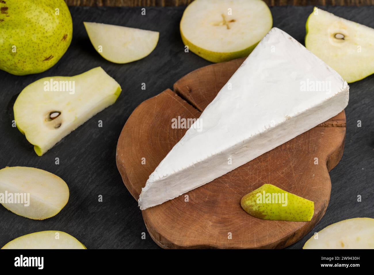 formaggio con muffa bianca tagliata a pezzi , preparazione di formaggio con muffa per uso in cucina Foto Stock