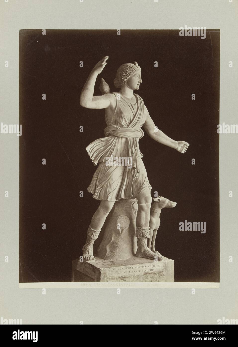 Scultura di caccia a Diana con il cane, c. 1880 - c. 1904 Fotografia di Roma. supporto fotografico. Cartoncino albume stampa Roma Foto Stock