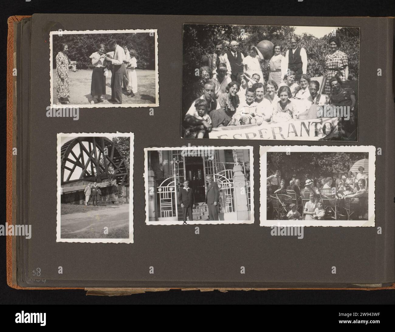 Visite e un incontro di esperanto, 1934 - 1935 rivista album fotografico con cinque foto. Una foto è un incontro in esperanto, con lo striscione in esperanto. Sul retro delle foto in esperanto e date nel 1934 e 1935. Parte dell'album in esperanto di ca. 1933-1936. Giornale tedesco. Supporto fotografico stampa in argento gelatina esperanto. riunione, assemblea. Persone storiche anonime ritratte in un gruppo, in un ritratto di gruppo Paesi Bassi. Germania Foto Stock