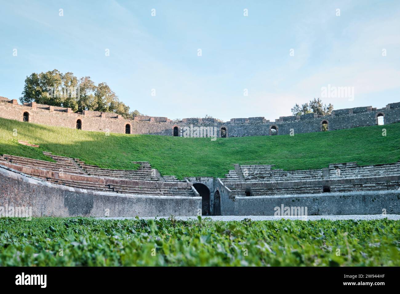 Napoli, Italia - 8 novembre 2023: L'anfiteatro di Pompei è uno dei più antichi anfiteatri romani sopravvissuti. Si trova nell'antica Pompei Foto Stock