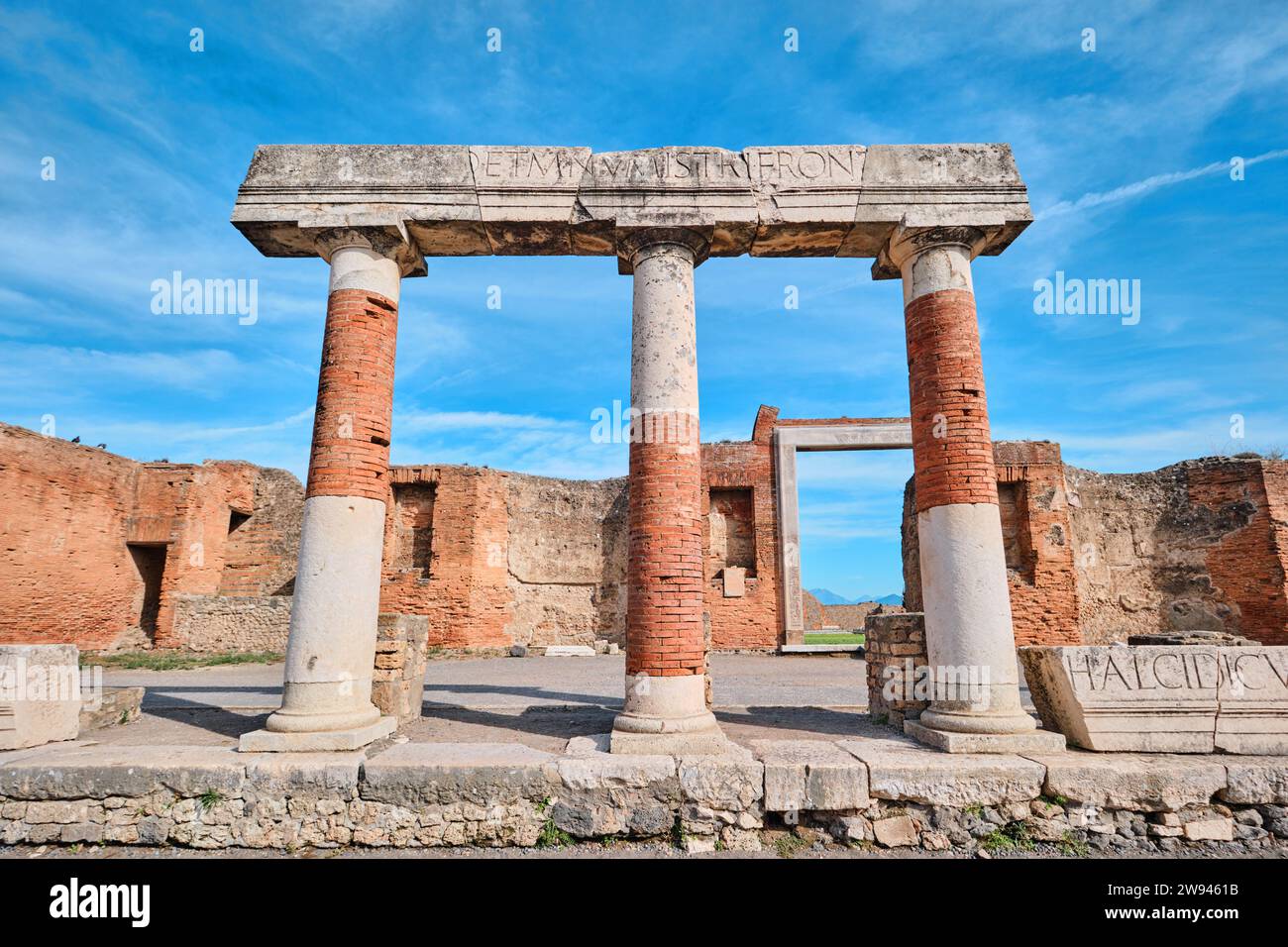 Napoli, Italia - 8 novembre 2023: Colonne in pietra e mattoni del foro nell'antica città romana di Pompei Foto Stock