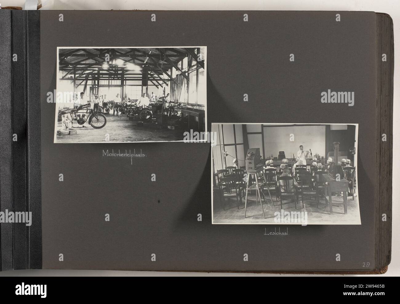 Motorher [s] Counting Place / Classroom, 1925 - 1931 Fotografia album rivista con due foto: L'officina automobilistica e un'aula con proiettore cinematografico, presso la scuola di polizia di Soekaboemi. Parte dell'album fotografico offerto a S. Koster dall'Association of Higher Police Civil Servicants nelle Indie orientali olandesi nel 1931. Cartone SOEKABOEMI. Supporto fotografico stampa in argento gelatina delle Indie orientali olandesi, il. Soekaboemi Foto Stock