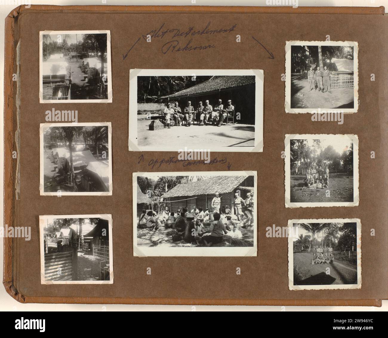 The Detachement Reksosari, 1948 - 1949 rivista album fotografico con otto foto, di cui sei mostrano immagini della vita nel campo tenda nel distaccamento di Reksosari. Sono principalmente foto di gruppo di soldati con volti sorridenti, per le loro tende o sul sito. Le due foto di mezzo mostrano soldati di pattuglia. Carta Reksosari. Supporto fotografico la compagnia, l'unità, la truppa  servizio militare Reksosari Foto Stock