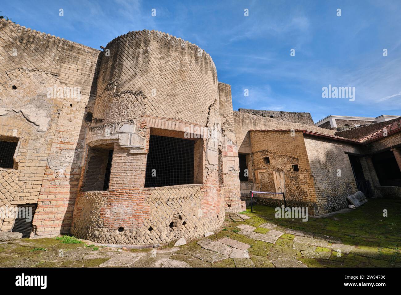 Napoli, Italia - 8 novembre 2023: Antico edificio termale romano nella città antica di Pompei Foto Stock