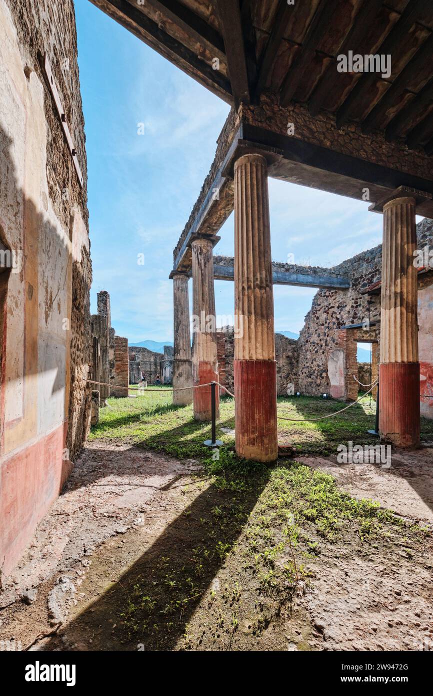 Napoli, Italia - 8 novembre 2023: Giardino interno in una tipica villa romana dell'antica Pompei Foto Stock