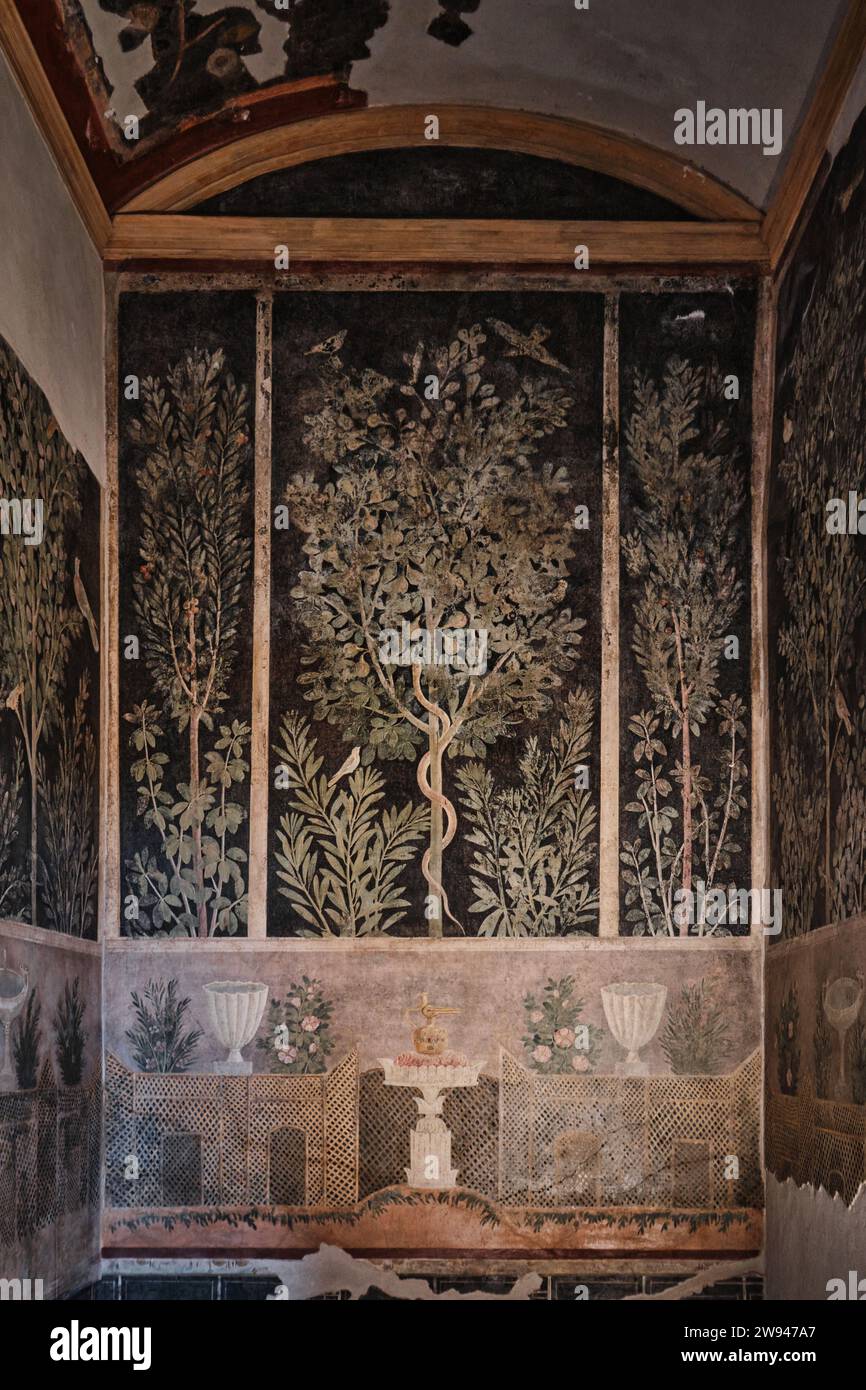 Napoli, Italia - 8 novembre 2023: Serpente in fico, un affresco romano della Casa del Frutteto a Pompei, i secolo Foto Stock
