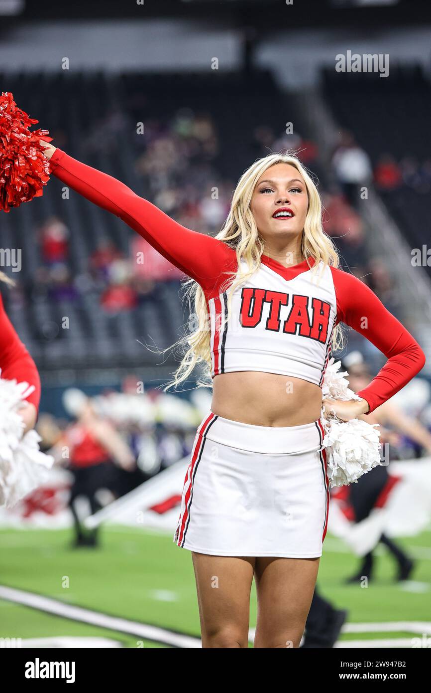 Las Vegas, Nevada, USA. 23 dicembre 2023. Una cheerleader degli Utah Utes si esibisce prima dell'inizio dell'SRS Distribution Las Vegas Bowl con gli Utah Utes e i Northwestern Wildcats all'Allegiant Stadium di Las Vegas, Nevada. Christopher Trim/CSM/Alamy Live News Foto Stock