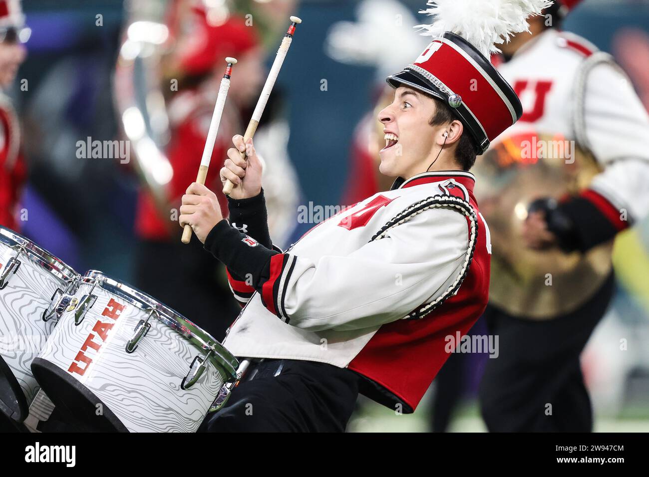 Las Vegas, Nevada, USA. 23 dicembre 2023. Un membro della band di marching Utah Utes in azione prima dell'inizio dell'SRS Distribution Las Vegas Bowl con gli Utah Utes e i Northwestern Wildcats all'Allegiant Stadium di Las Vegas, Nevada. Christopher Trim/CSM/Alamy Live News Foto Stock