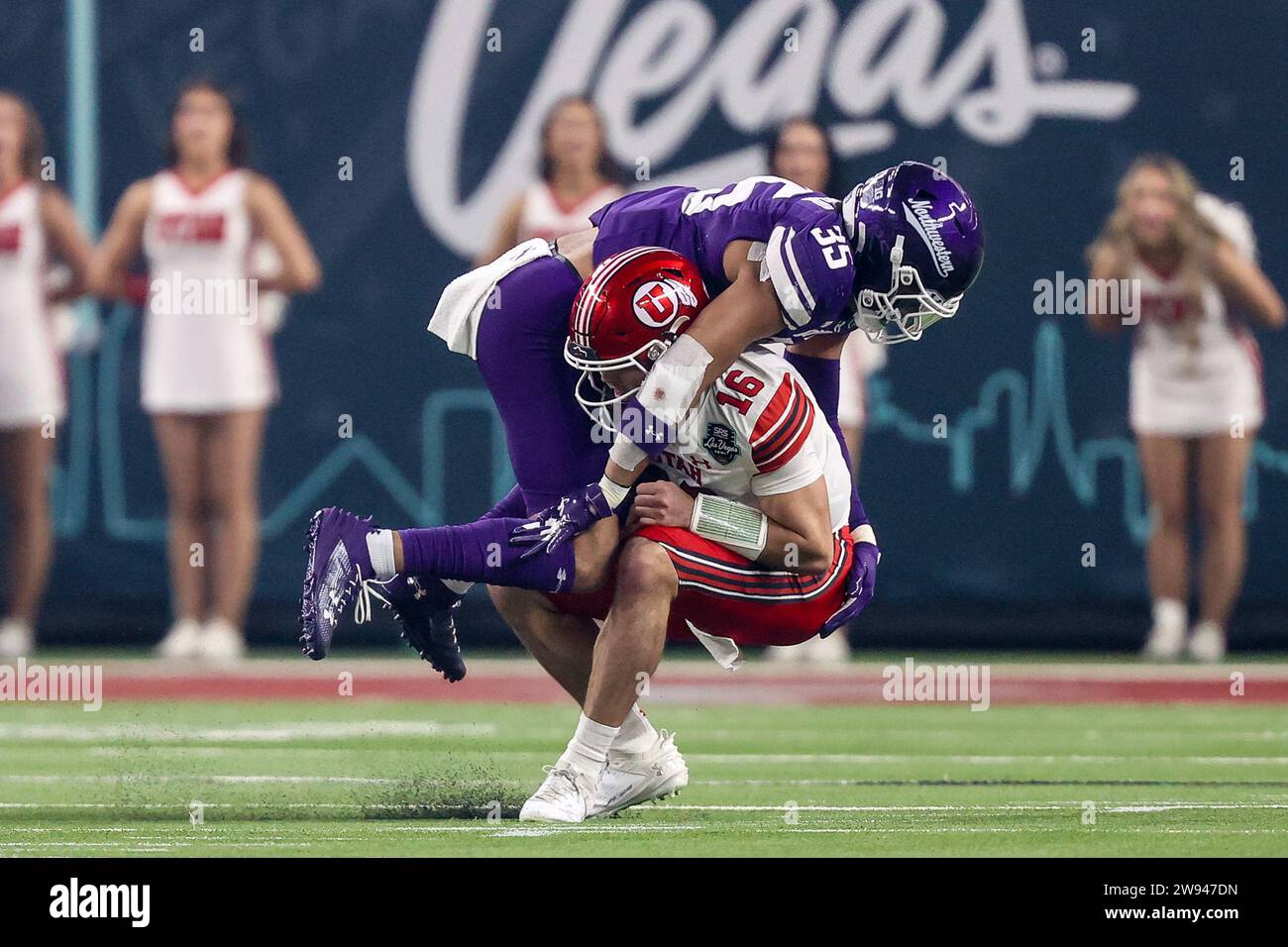 23 dicembre 2023: Il linebacker dei Northwestern Wildcats Kenny Soares Jr. (35) sack il quarterback degli Utah Utes Bryson Barnes (16) durante la prima metà dell'SRS Distribution Las Vegas Bowl con gli Utah Utes e i Northwestern Wildcats all'Allegiant Stadium di Las Vegas, Nevada. Christopher Trim/CSM. Foto Stock