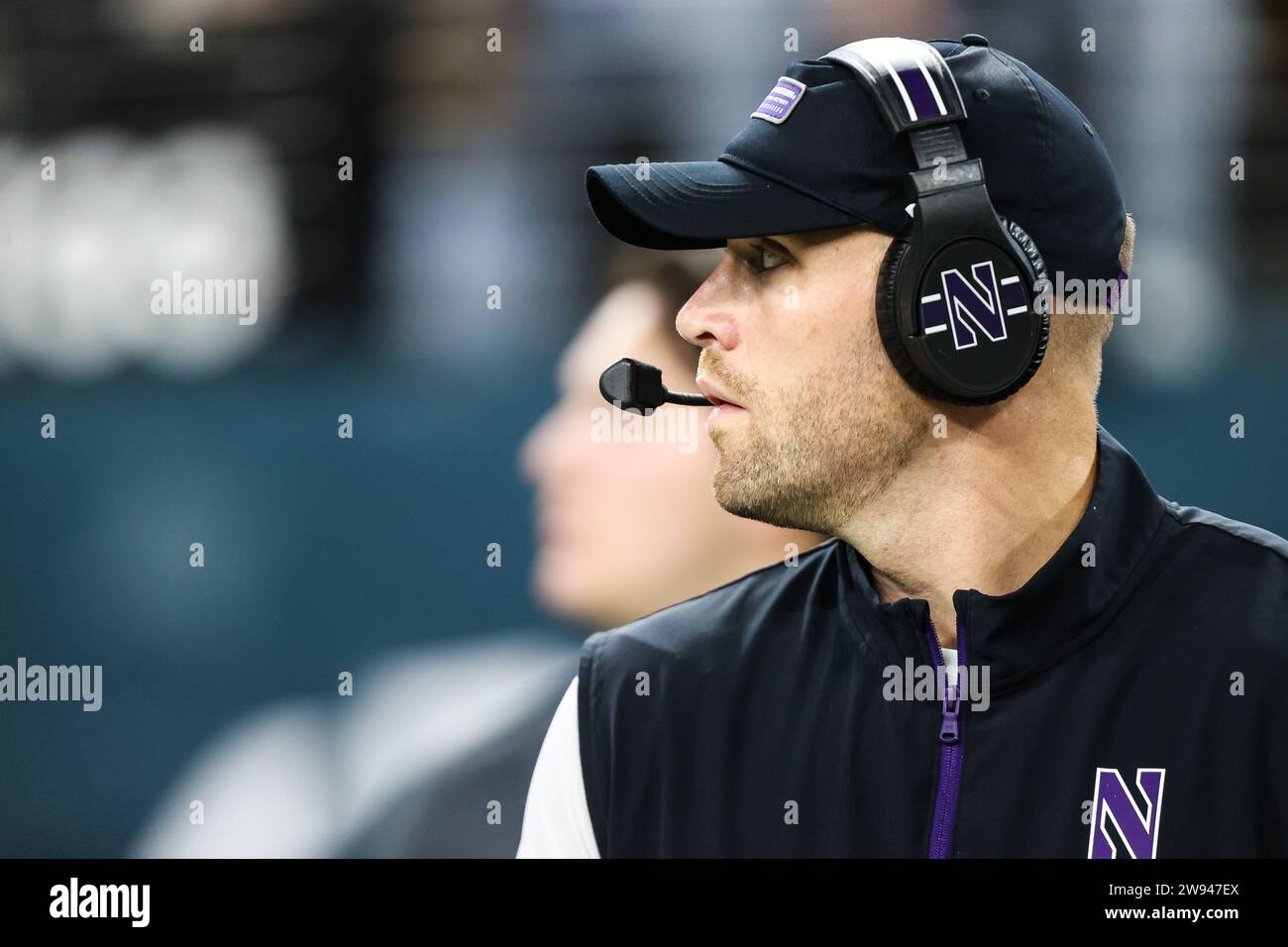 Las Vegas, Nevada, USA. 23 dicembre 2023. Il capo-allenatore dei Northwestern Wildcats David Braun guarda verso il campo prima dell'inizio dell'SRS Distribution Las Vegas Bowl con gli Utah Utes e i Northwestern Wildcats all'Allegiant Stadium di Las Vegas, Nevada. Christopher Trim/CSM/Alamy Live News Foto Stock