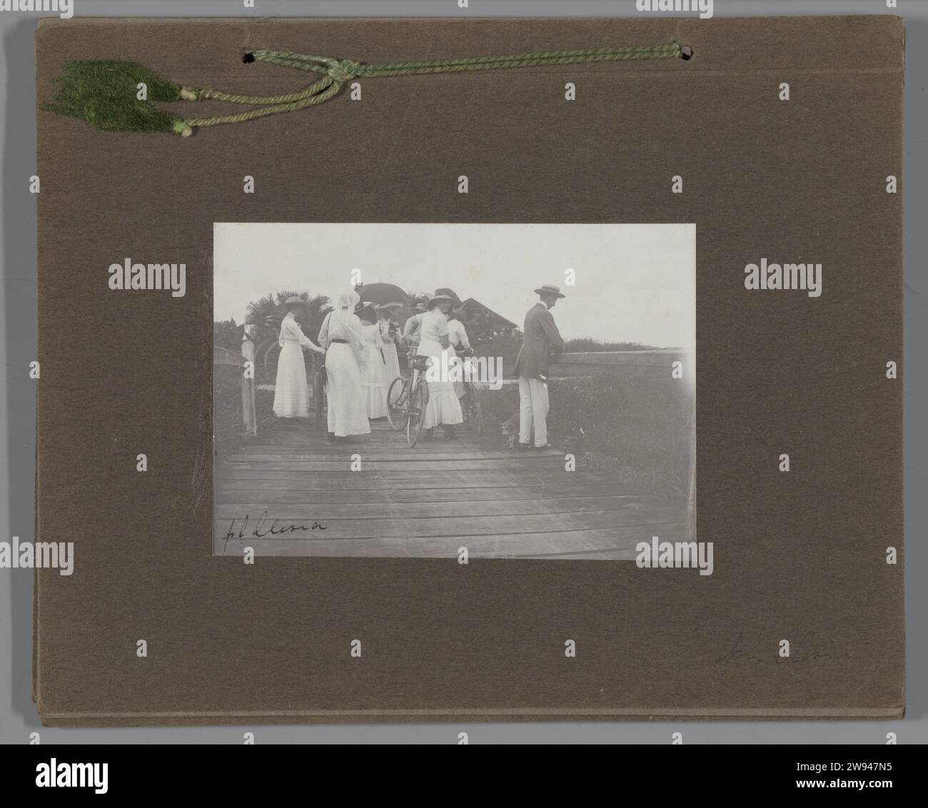Album fotografico di undici riviste individuali sulla famiglia Gonggrijp in Suriname, 1910 - 1914 undici dischi liberi di cartone Bruin senza band, tenuti insieme con una corda, con 19 foto di una visita della famiglia Gonggrijp ad un insediamento di discendenti della popolazione originaria del Suriname ad Albina, tennis sul campo da tennis di Paramaribo, paesaggi urbani di Paramaribo e volti sulle piantagioni Clevia e Alliance. Foto di famiglia e foto di una visita ad Albina e Frans-Guyana. Alcune foto risalgono al 1912. Supporto fotografico Suriname. Cardboard Soulame. Plantage Clear. PLA Foto Stock