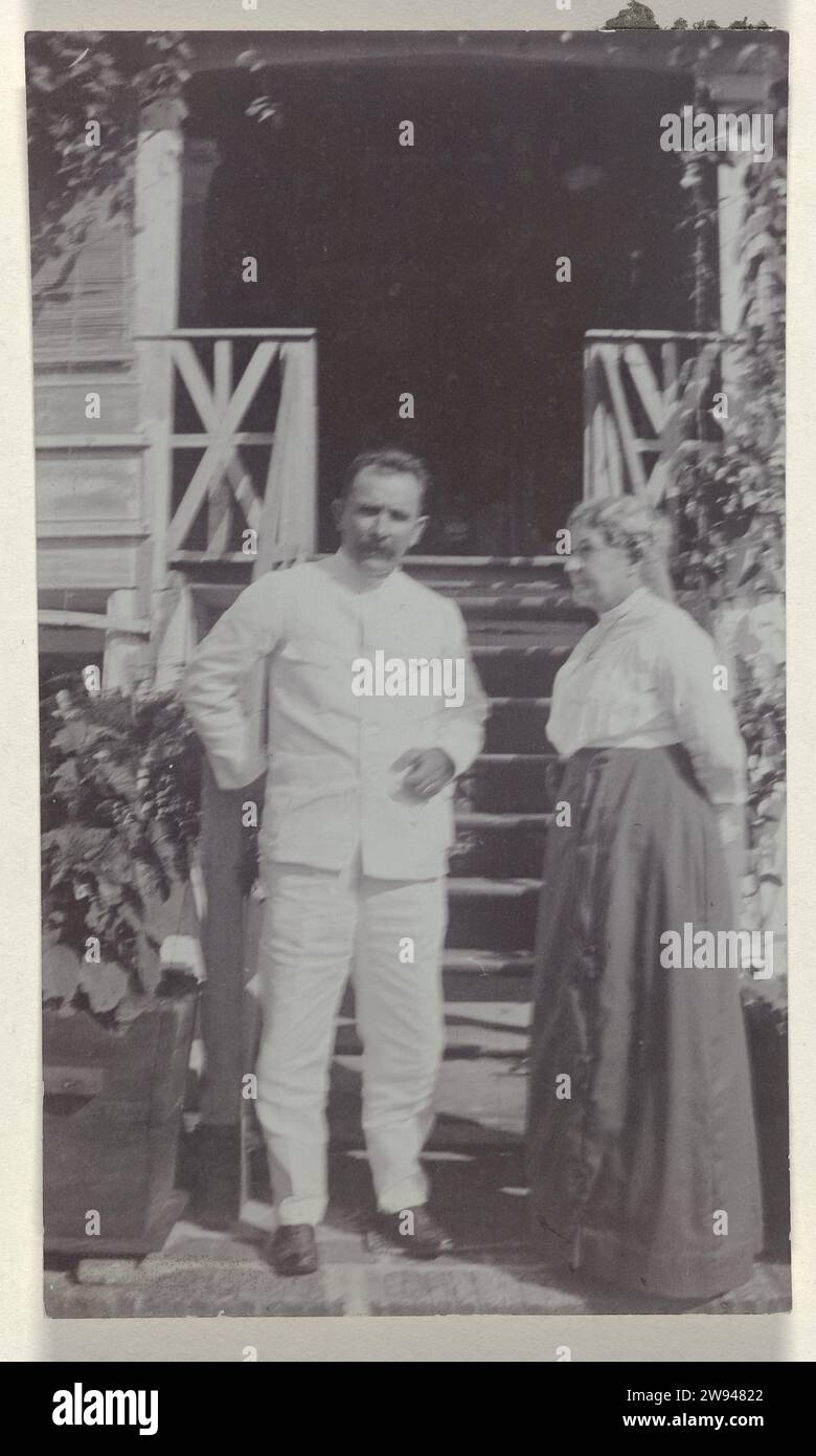 Justus Gonggrijp insieme ad Anna Rühmann nella piantagione Clevia, 1912 fotografa Justus Gonggrijp insieme ad Anna Rühmann in piedi di fronte alle scale per la casa nella piantagione di Clevia. Parte di un gruppo di foto della famiglia Boom-Gonggrijp in Suriname. Piantagione fotografica di supporto Suriname Suriname. Piantagione di Clevia Foto Stock