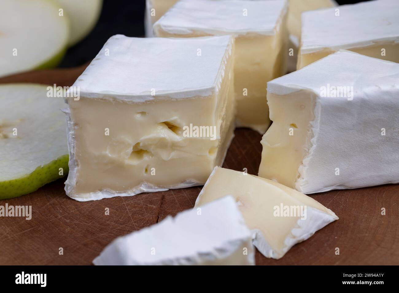 formaggio cremoso morbido con muffa bianca e formaggio fuso ammuffito Foto Stock